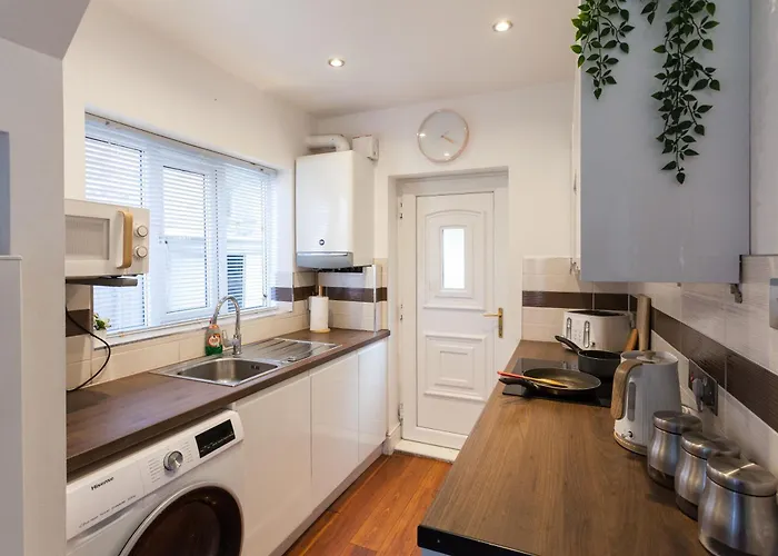 Cosy 3 Bedroom House In Quiet Residential Area