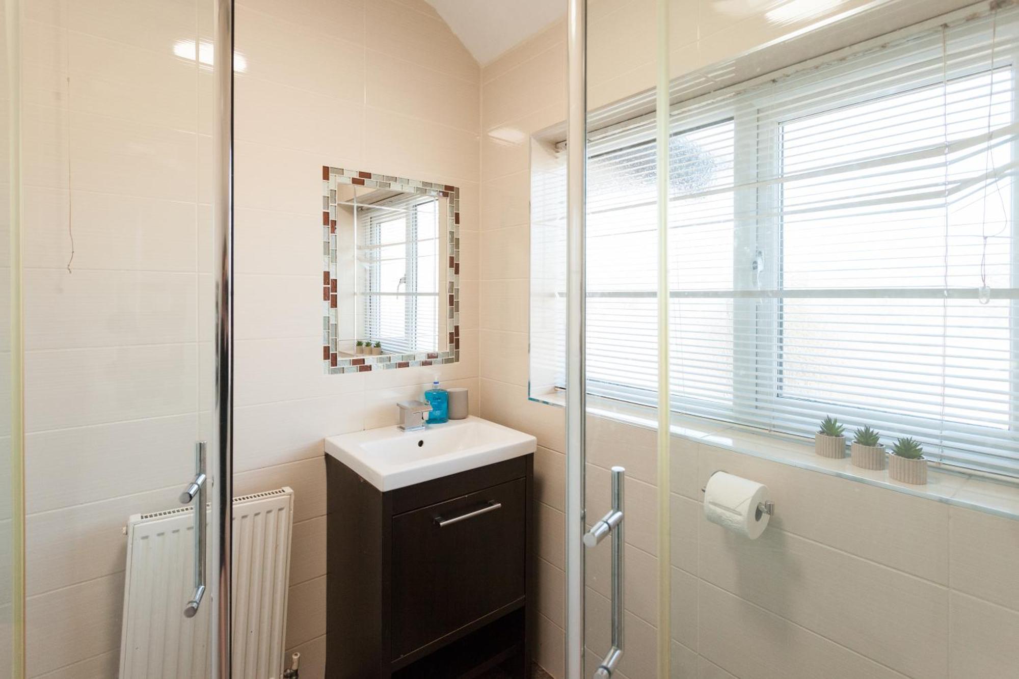 Cosy 3 Bedroom House In Quiet Residential Area *