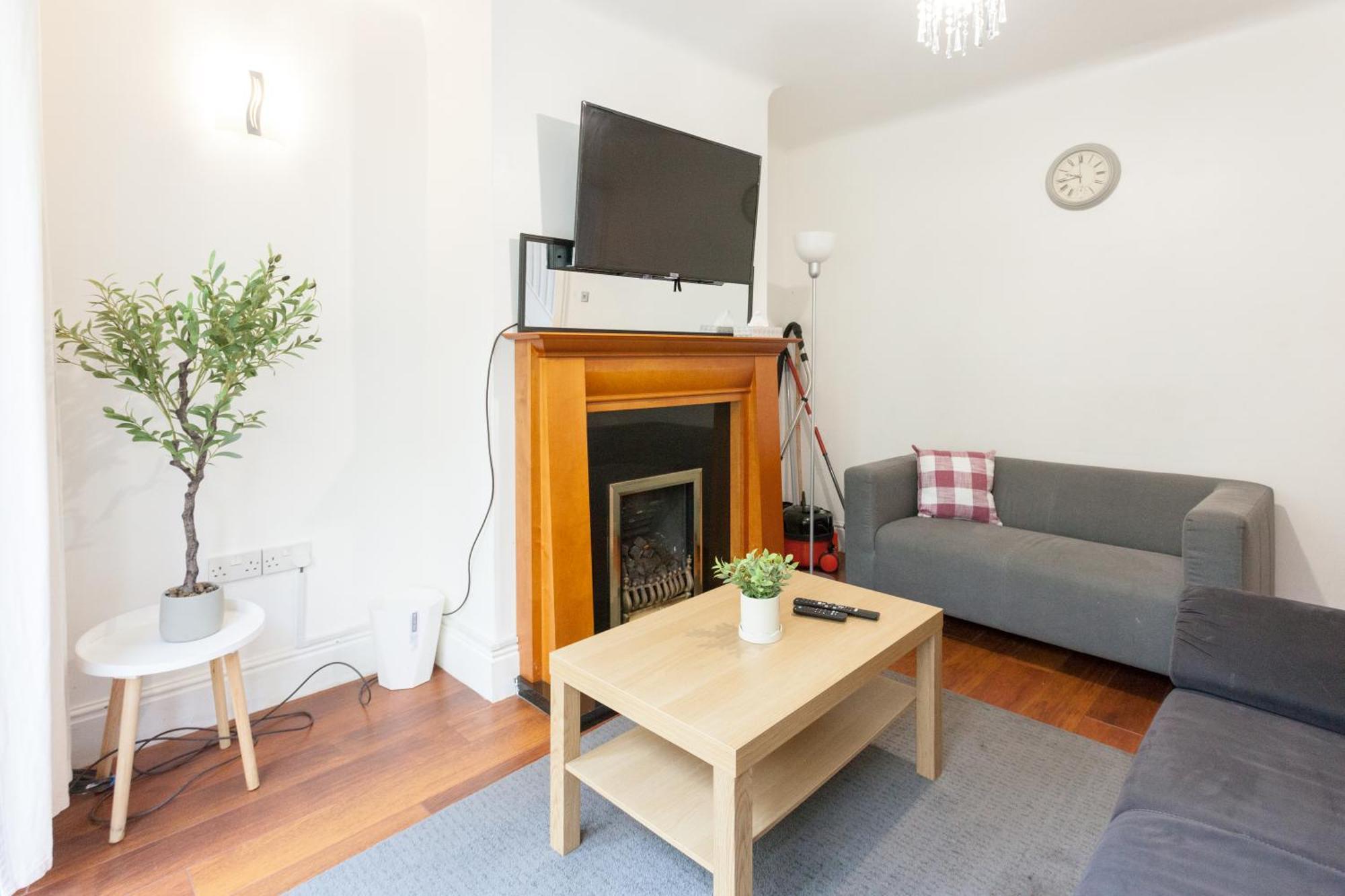 Cosy 3 Bedroom House In Quiet Residential Area Manchester